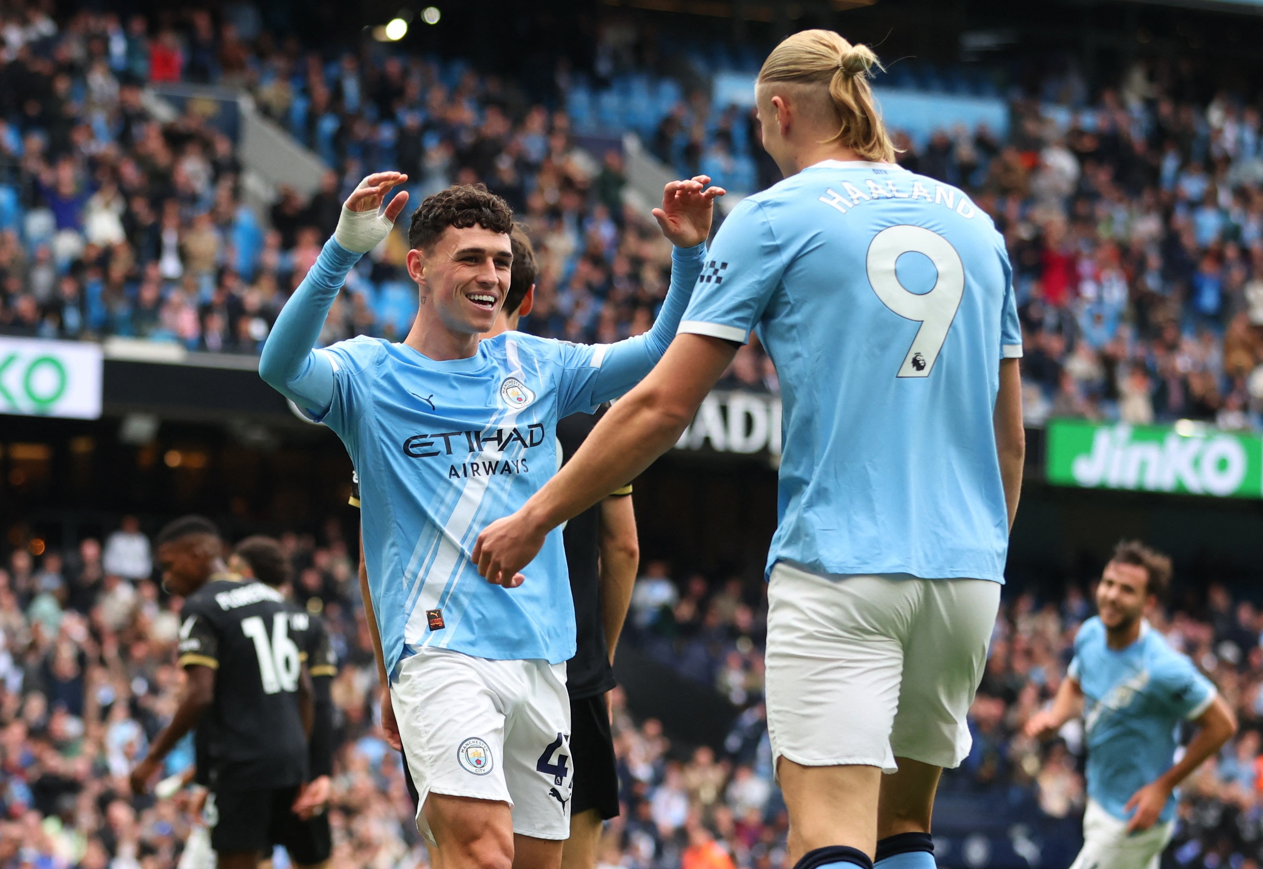 Man City tìm được bàn mở tỉ số sau pha đá phản lưới nhà của trung vệ bên phía Burnley