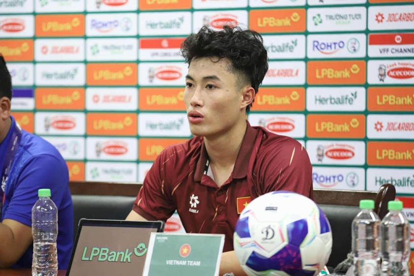 Nguyễn Văn Trường trong trận đấu U23 Việt Nam vs U23 Singapore