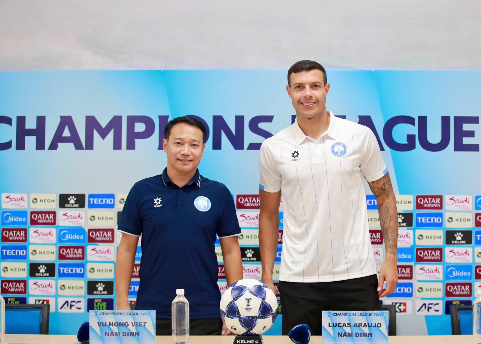 HLV Vũ Hồng Việt và trung vệ Lucas Alves
