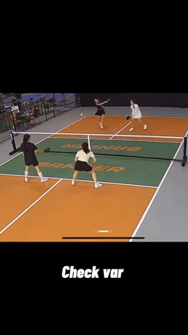 Tình huống Hà Nhi vung vợt pickleball trúng mặt Minh Hằng