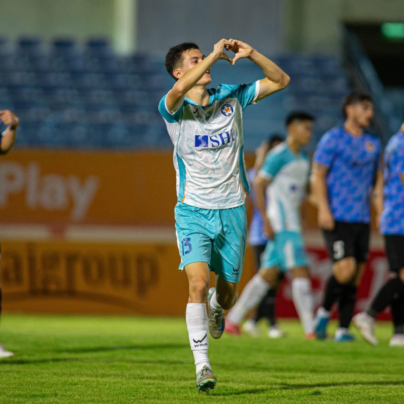 Vadim Nguyễn trong màu áo CLB SHB Đà Nẵng.
