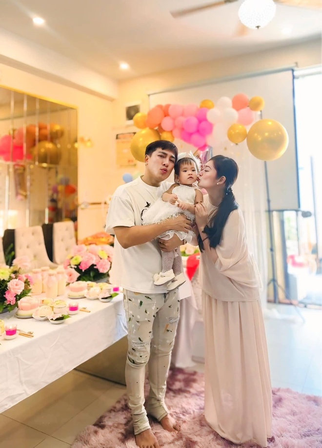 Từ sau khi công khai, cả hai thoải mái lộ diện và chia sẻ hình ảnh gia đình