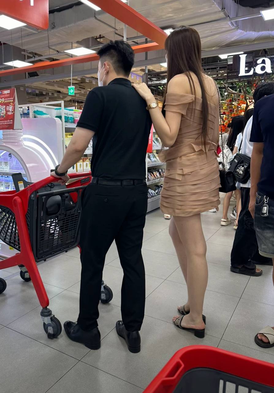 Hoa hậu Đỗ Thị Hà bị bắt gặp đi siêu thị cùng bạn trai thiếu gia, cô ghi điểm tinh tế khi mang giày bệt