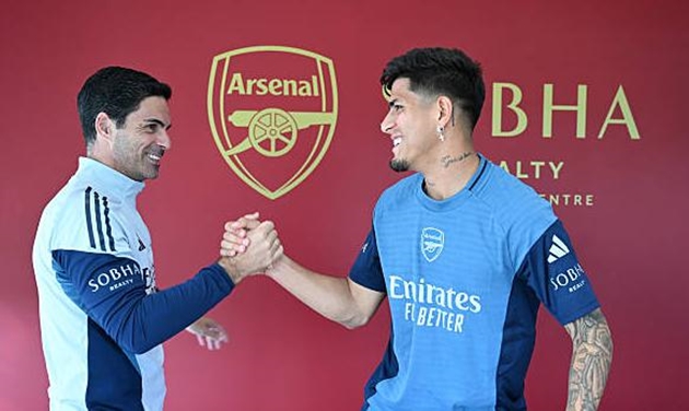 Hậu vệ Piero Hincapie chuẩn bị ra mắt Arsenal