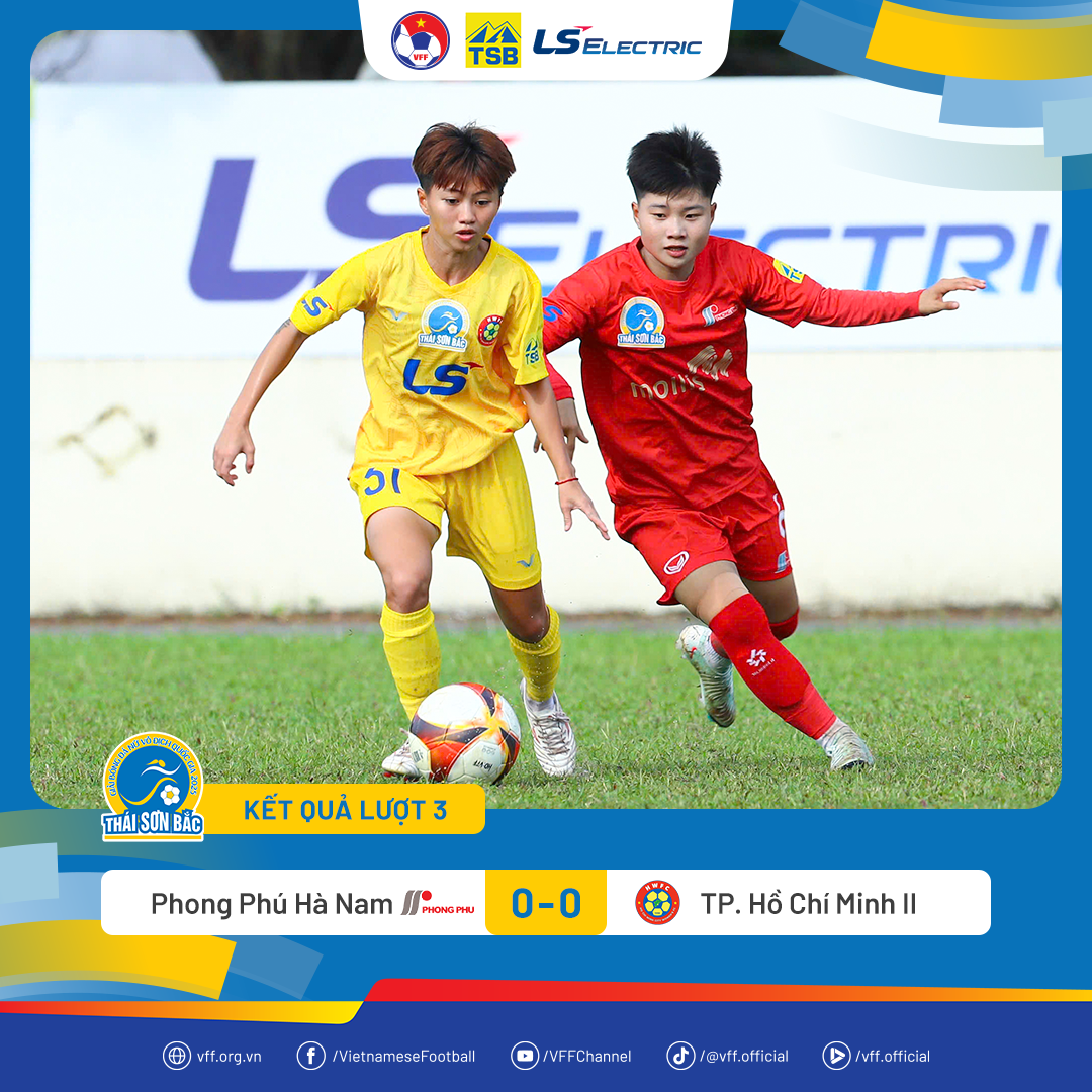 Cầu thủ TP.HCM II và Phong Phú Hà Nam trong một pha tranh bóng