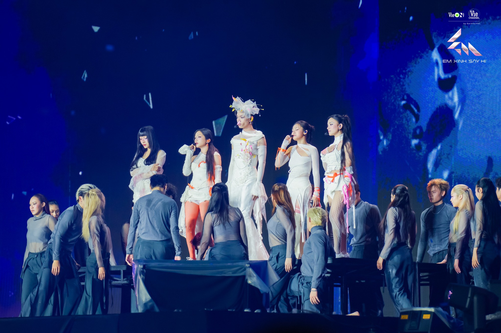 Pháp Kiều nổi bật trong tiết mục Không Đau Nữa Rồi tại concert Em Xinh Say Hi