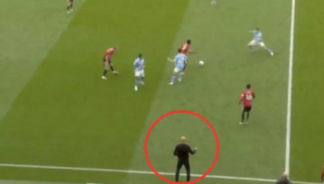 Pep Guardiola ngỡ ngàng với pha xử lý của Mainoo.