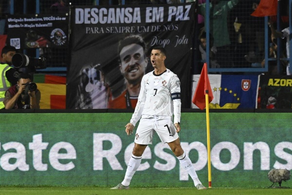 Cristiano Ronaldo thi đấu cho Bồ Đào Nha