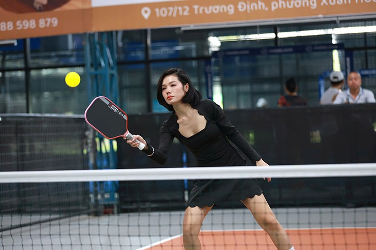 Trâm Anh tập luyện pickleball