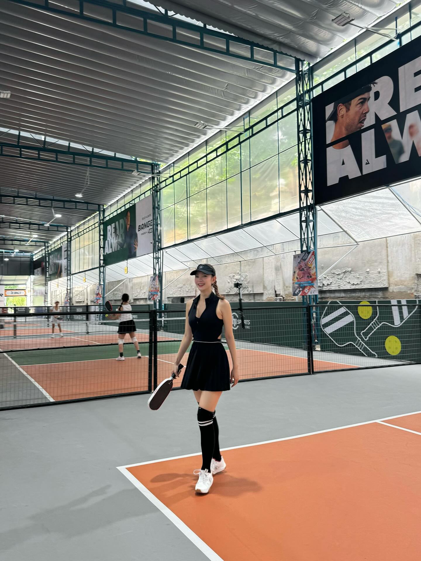Minh Hằng thể hiện kỹ thuật pickleball điêu luyện