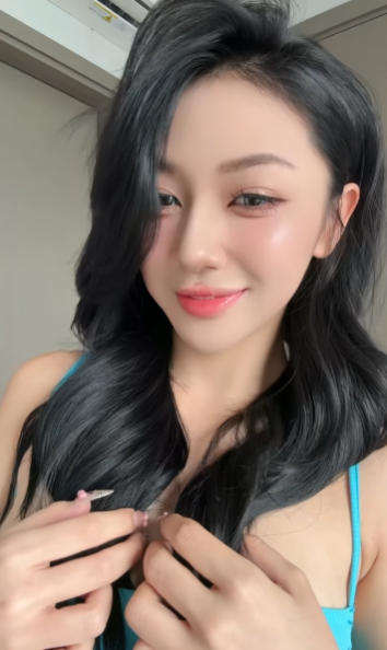 Trần Hà Linh giới thiệu video trend mấy cái cúc đóng mở