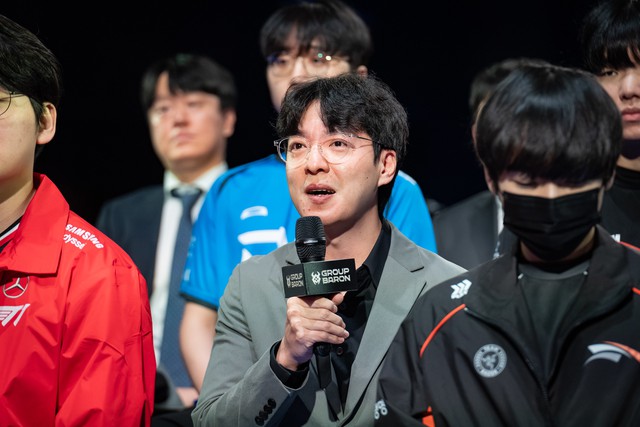 HLV KkOma và Faker bất ngờ được réo tên dù T1 chưa ra quân vòng playoffs- Ảnh 1 HLV KkOma được nhắc đến rất nhiều sau khi BFX thắng NS