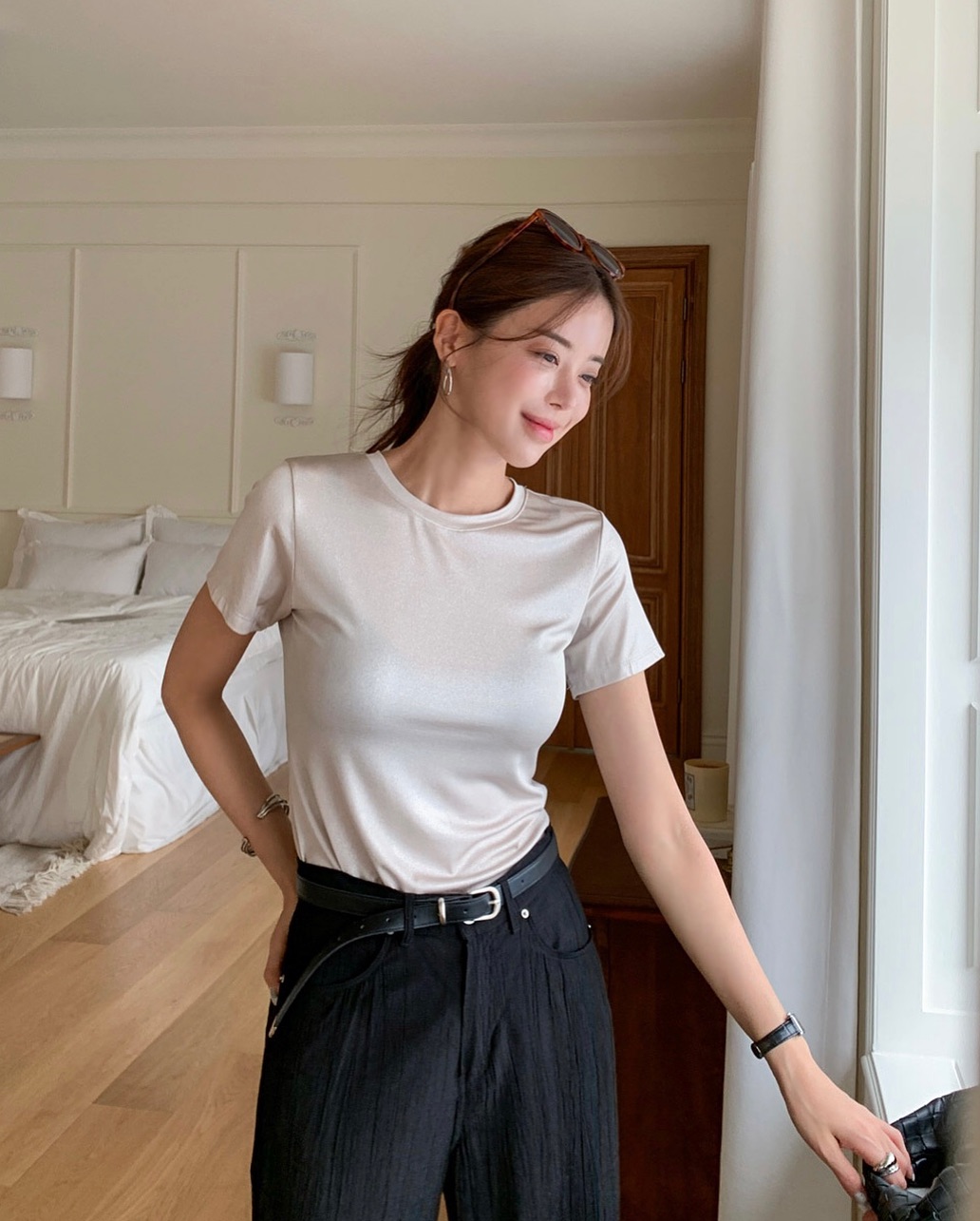 Áo phông basic phối quần jeans ống suông cạp cao vừa trẻ trung vừa gọn gàng