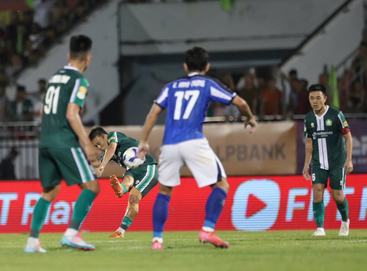 Minh Vương ghi siêu phẩm vào lưới Becamex TPHCM