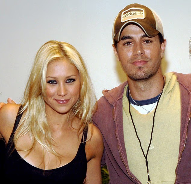 Mỹ nhân quần vợt Kournikova khoe bụng bầu sắp chào đón đứa con thứ 4