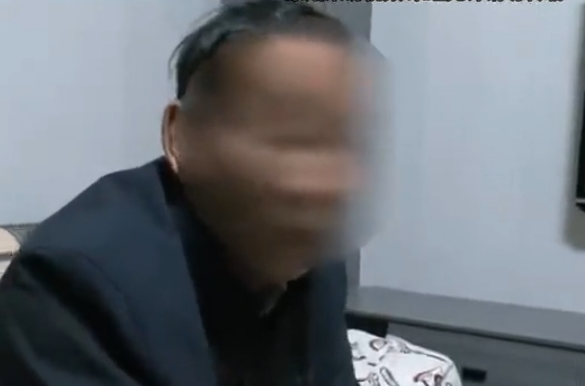 Người đàn ông gửi quà ảo cho streamer