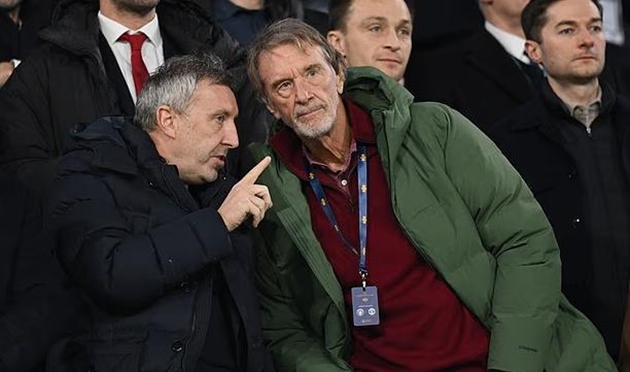Sir Jim Ratcliffe thay đổi kế hoạch chuyển nhượng của Manchester United. Sir Jim Ratcliffe thay đổi kế hoạch chuyển nhượng của Manchester United.