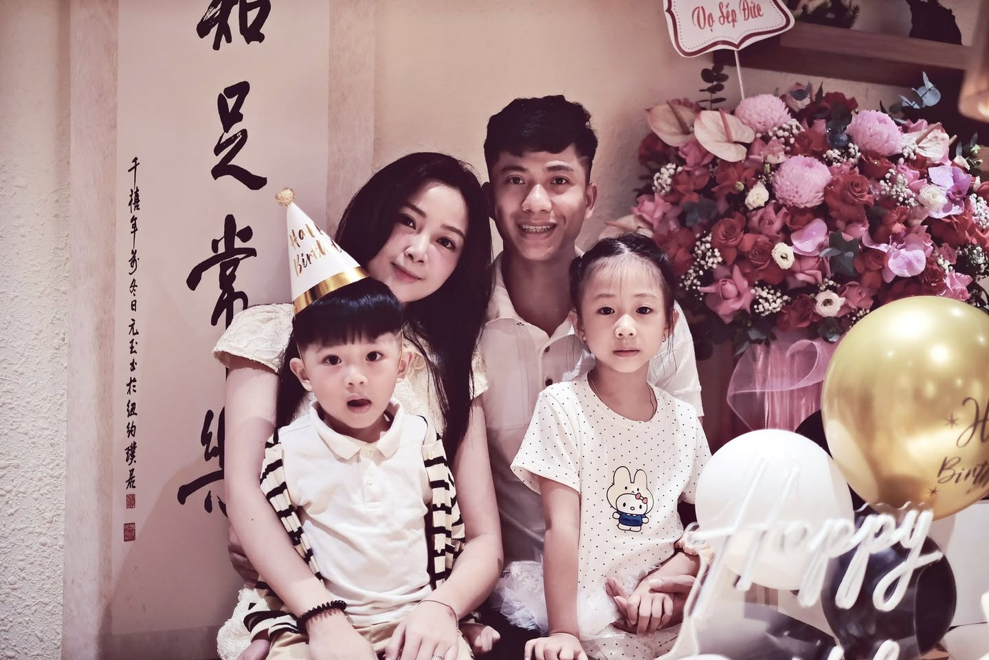 Nhật Linh và Văn Đức hạnh phúc bên 2 nhóc tỳ