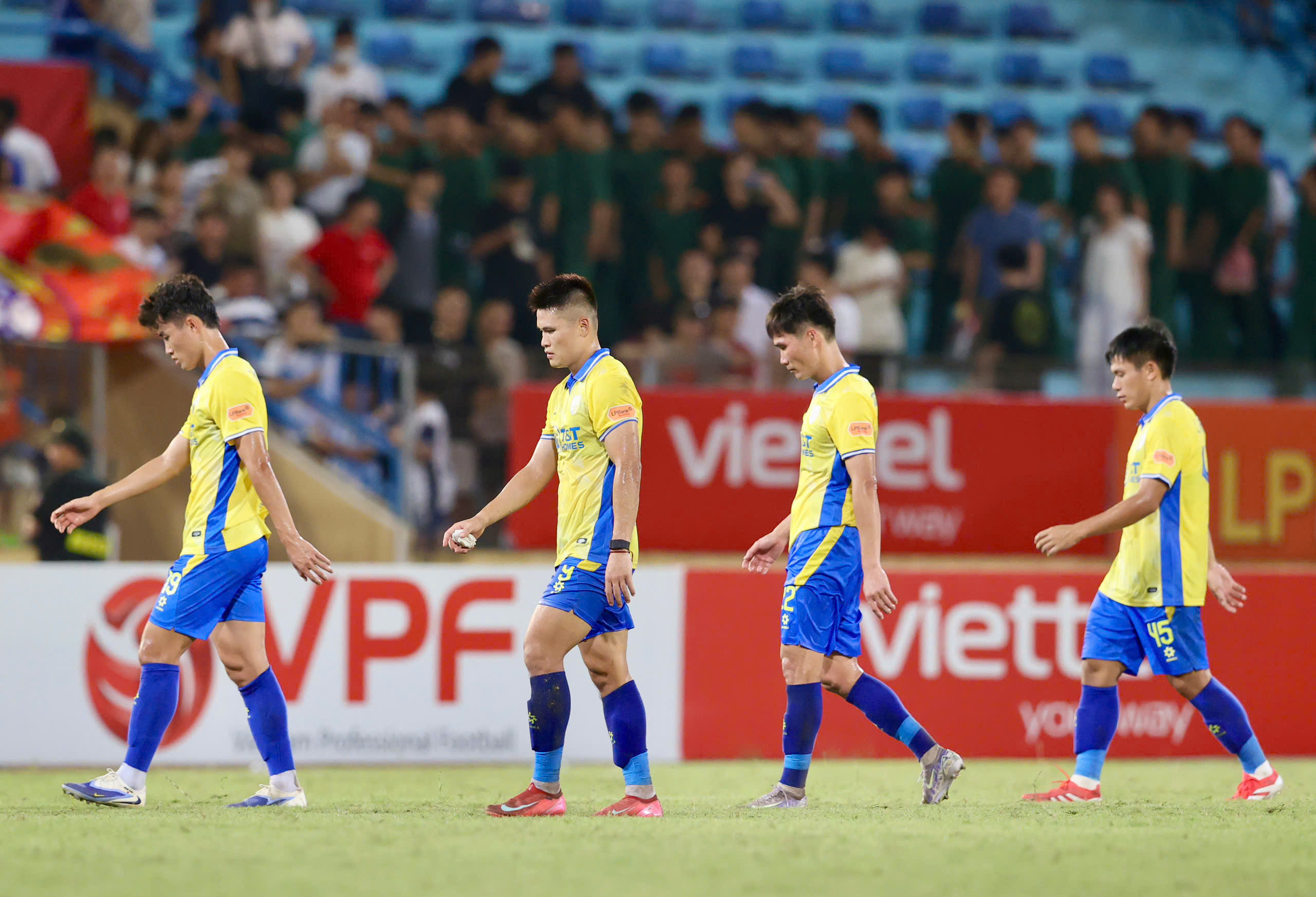 Các cầu thủ CLB Hà Nội thất vọng tràn trề khi thua Thể Công Viettel 0-1 và bị loại ngay từ vòng 1 Cúp quốc gia.