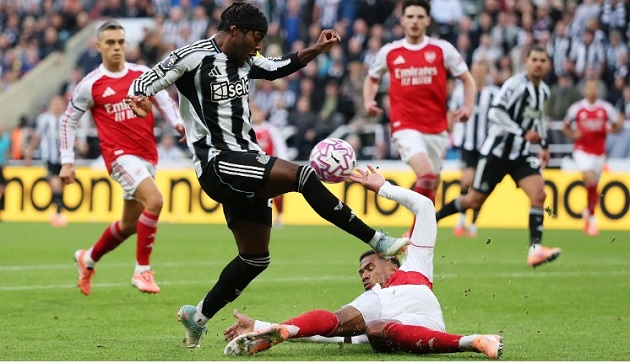 Arsenal thoát penalty khi bóng chạm tay Gabriel
