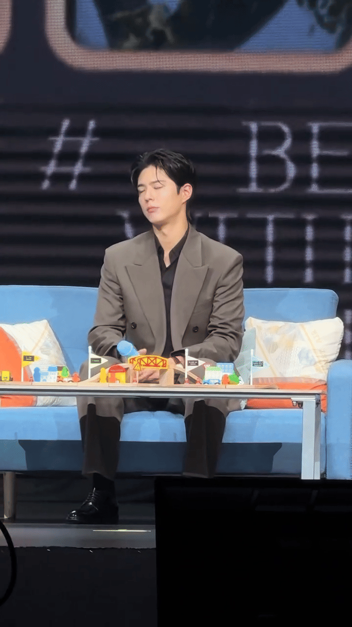 Park Bo Gum biểu cảm khó chịu