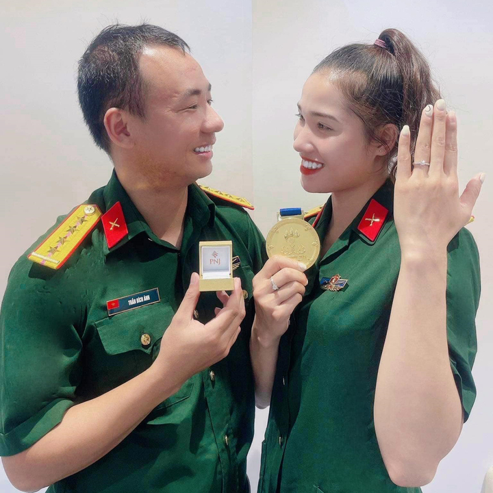 Chân dung nữ quân nhân xinh đẹp khoe nhẫn cầu hôn và huy chương vàng