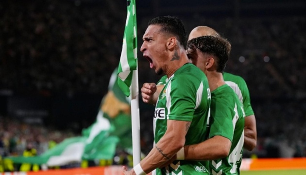 Antony trở thành người hùng giúp Betis giành 1 điểm