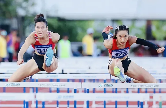 Hai vận động viên điền kinh nữ 100m rào