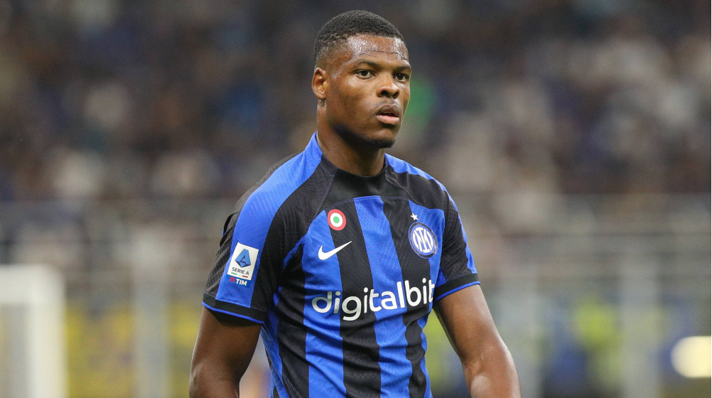 Denzel Dumfries chơi bóng trên sân