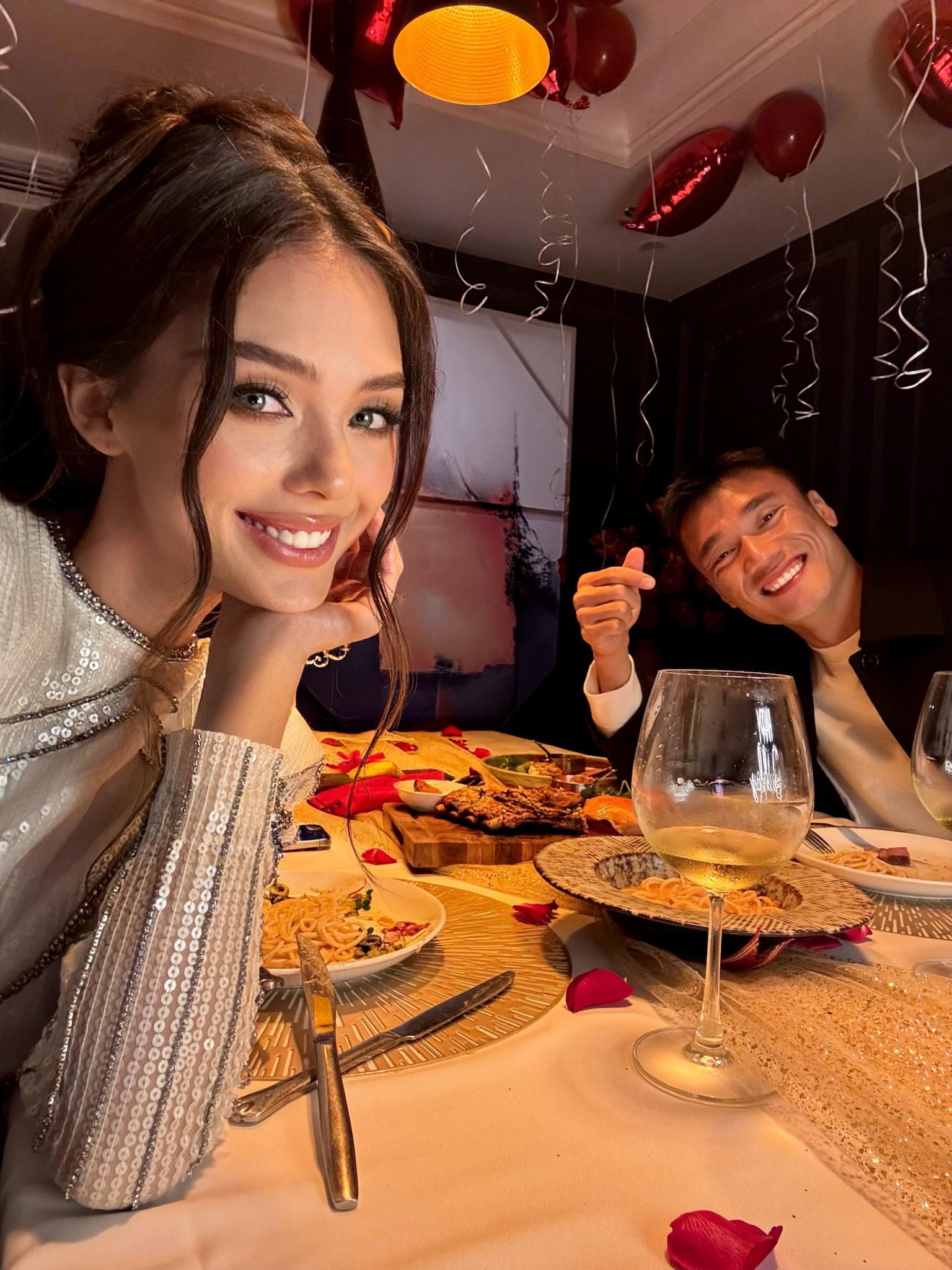 Cả hai luôn dành cho nhau những điều ngọt ngào, ấm áp như hồi mới yêu