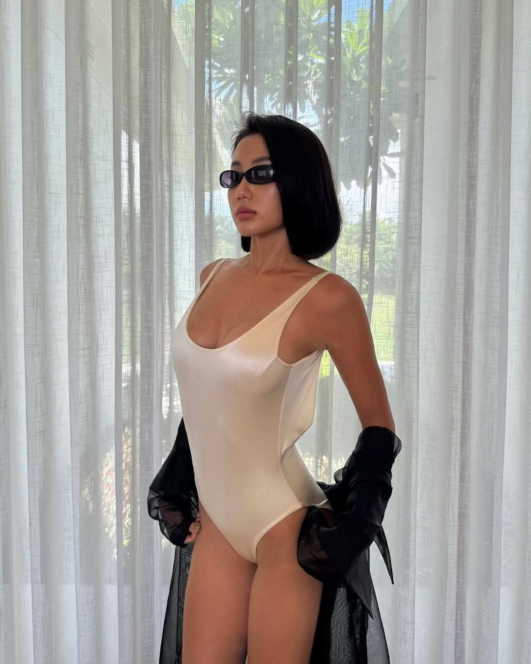 Hot girl Khánh Huyền trong bộ bikini cắt xẻ táo bạo