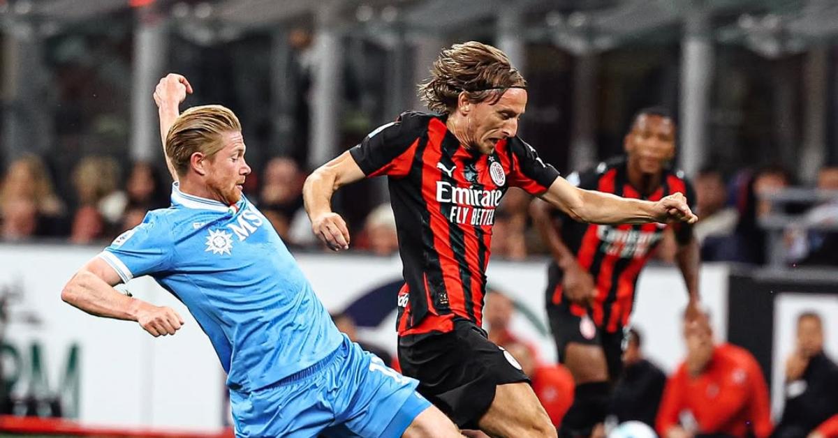 Luka Modric dẫn Kevin De Bruyne trong trận đấu Serie A