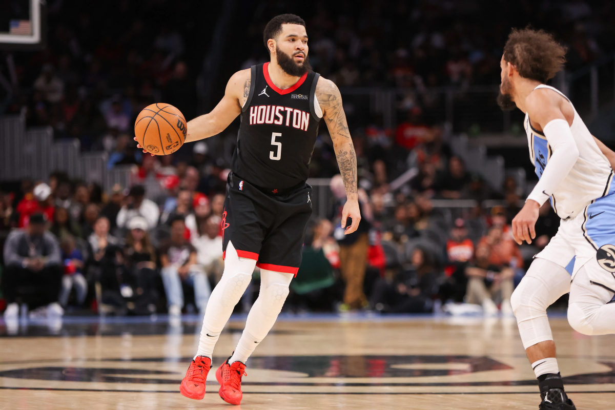 Fred VanVleet trên sân cùng đồng đội