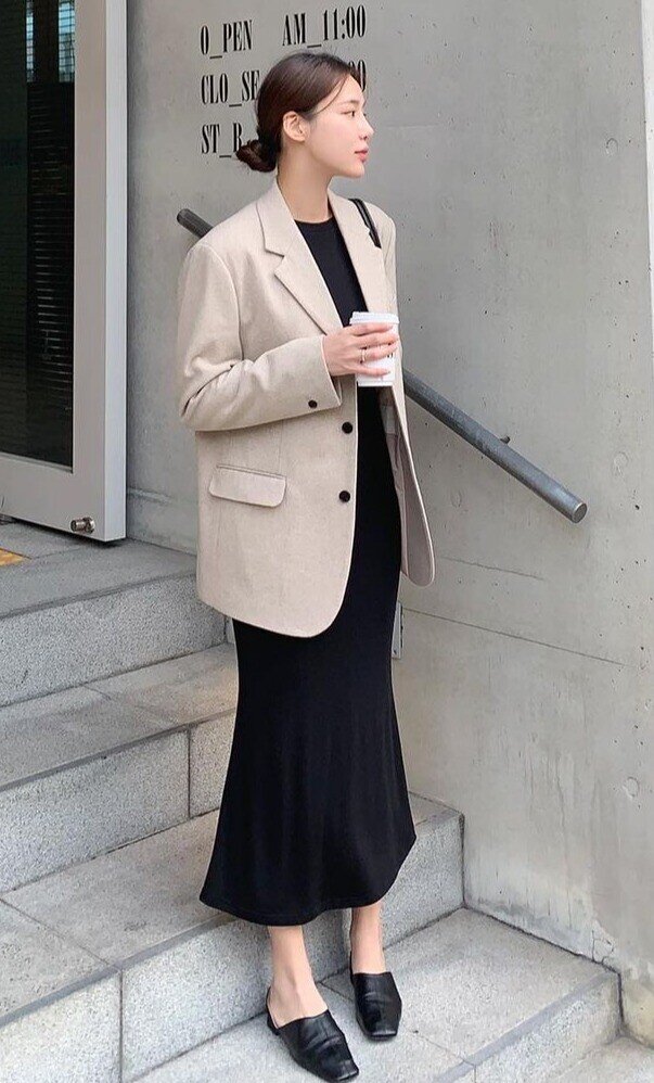 Váy liền tiện lợi khoác thêm blazer trung tính lập tức tăng vẻ chuyên nghiệp