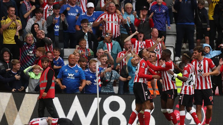 Sunderland khởi đầu thuận lợi tại Ngoại hạng Anh