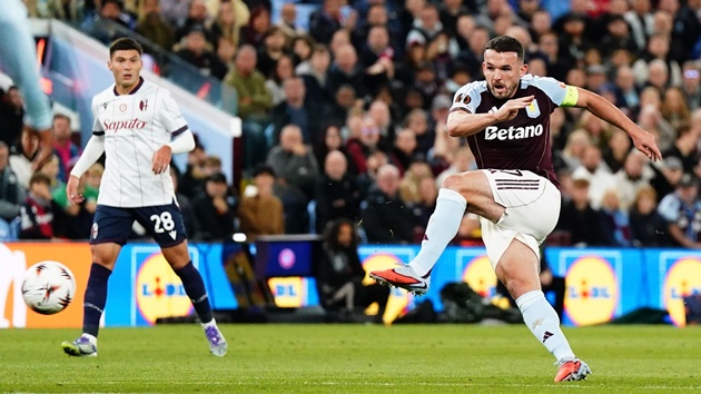 McGinn ghi bàn giúp Aston Villa thắng trận