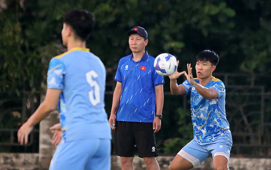 HLV Kim Sang-sik tập trung vào phòng ngự