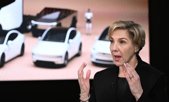 Elon Musk đứng trước biểu tượng Tesla