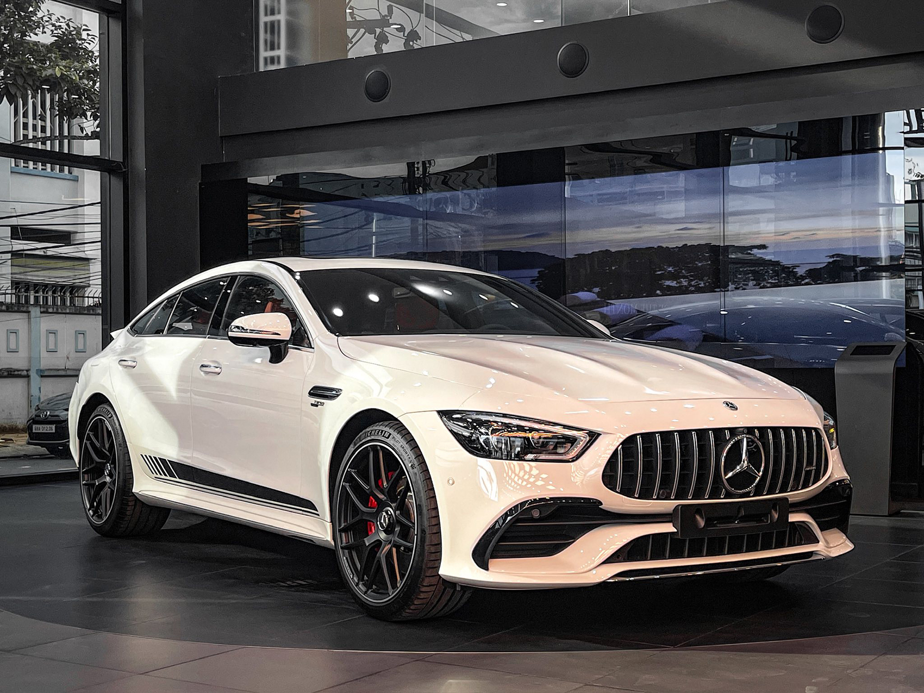 Mercedes-AMG GT 53 được giảm giá mạnh trong tháng Ngâu