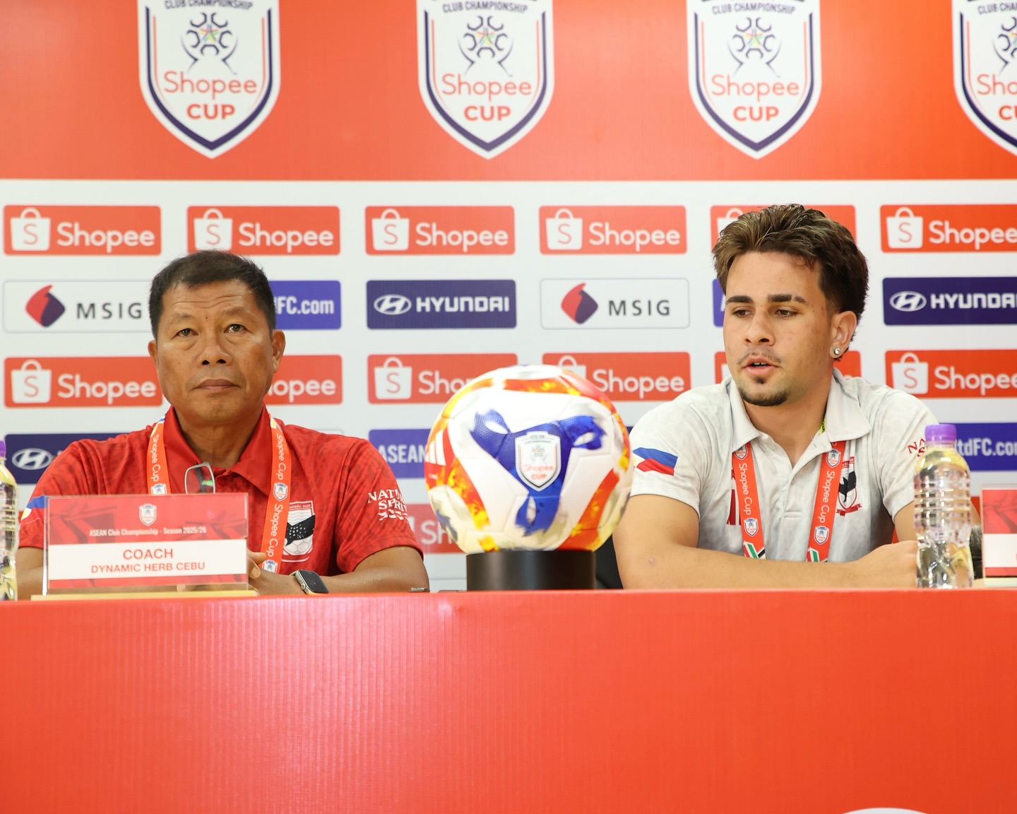 HLV Tomasito Ramos (trái) của Cebu FC