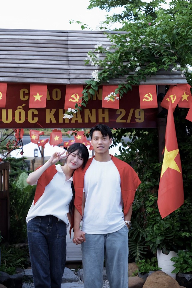 Văn Thanh và bạn gái tone-sur-tone đẹp đôi