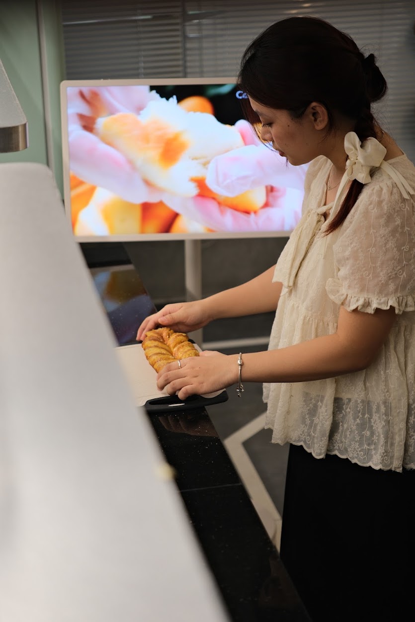 Trẻ nhỏ nghe nhạc trên màn hình di động StanbyME 2