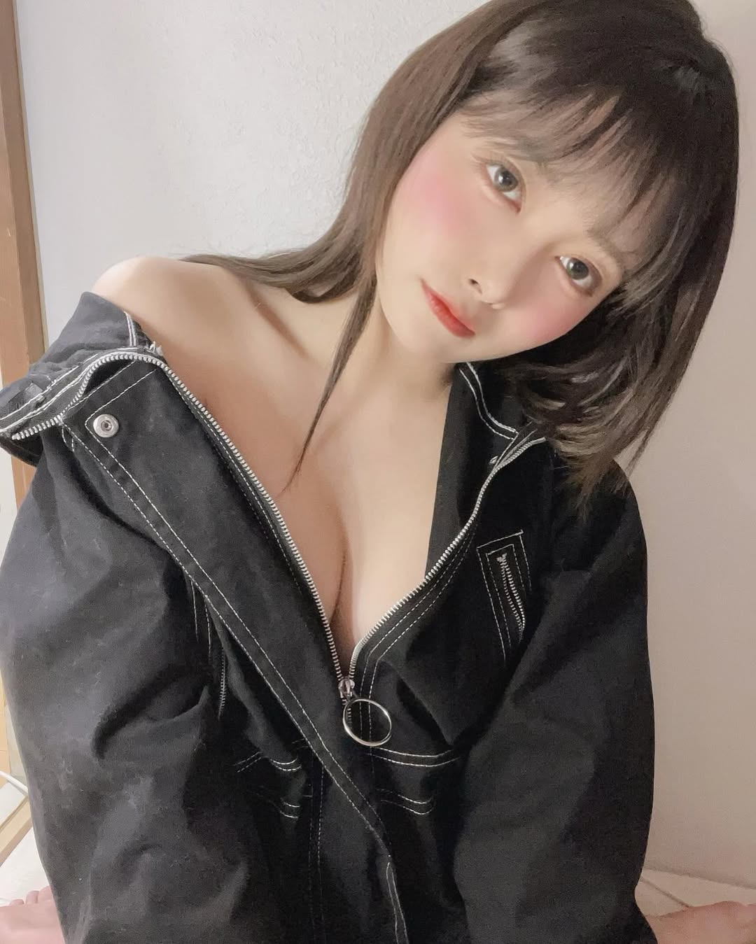 Nữ YouTuber đang livestream cùng bộ máy tính bên bồn tắm