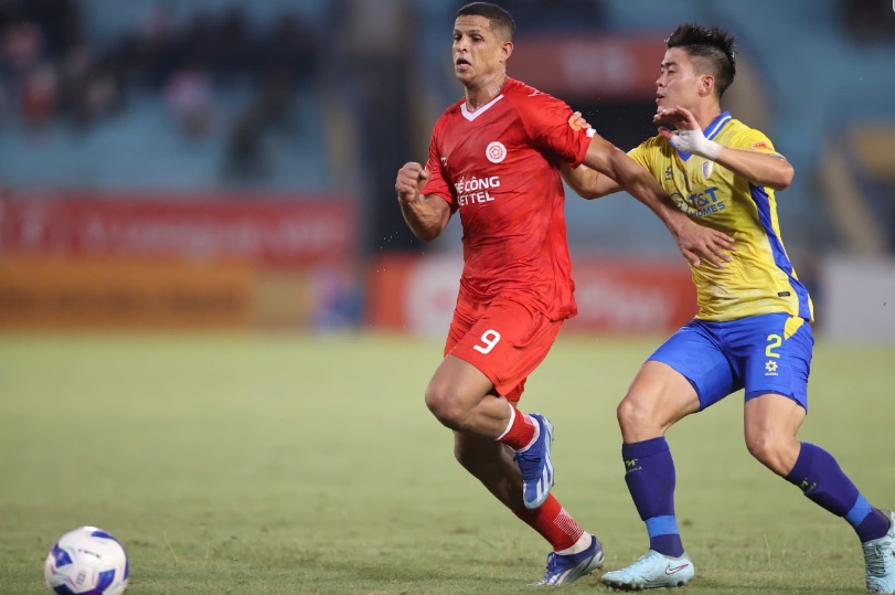 - Ảnh 2. Người cũ Lucao gây khó khăn cho hàng thủ CLB Hà Nội