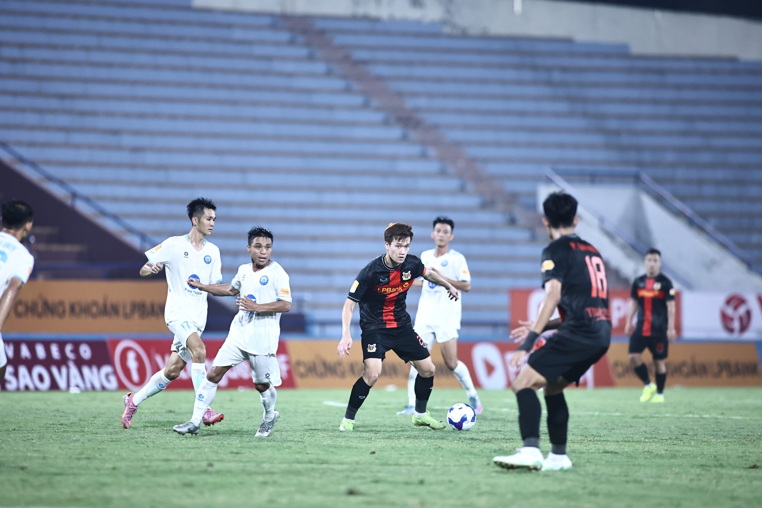 Hoàng Đức cùng đồng đội đang thể hiện phong độ thuyết phục tại V-League và Cúp quốc gia.