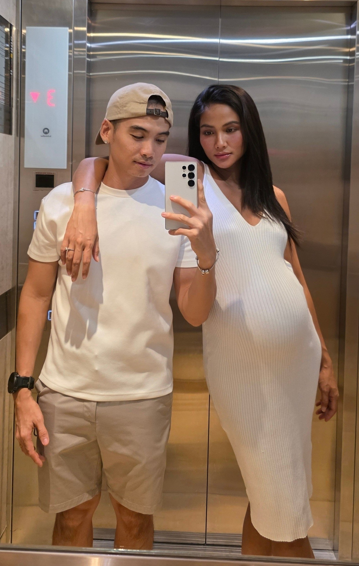 Ông xã chăm sóc H’hen Niê khi mang thai