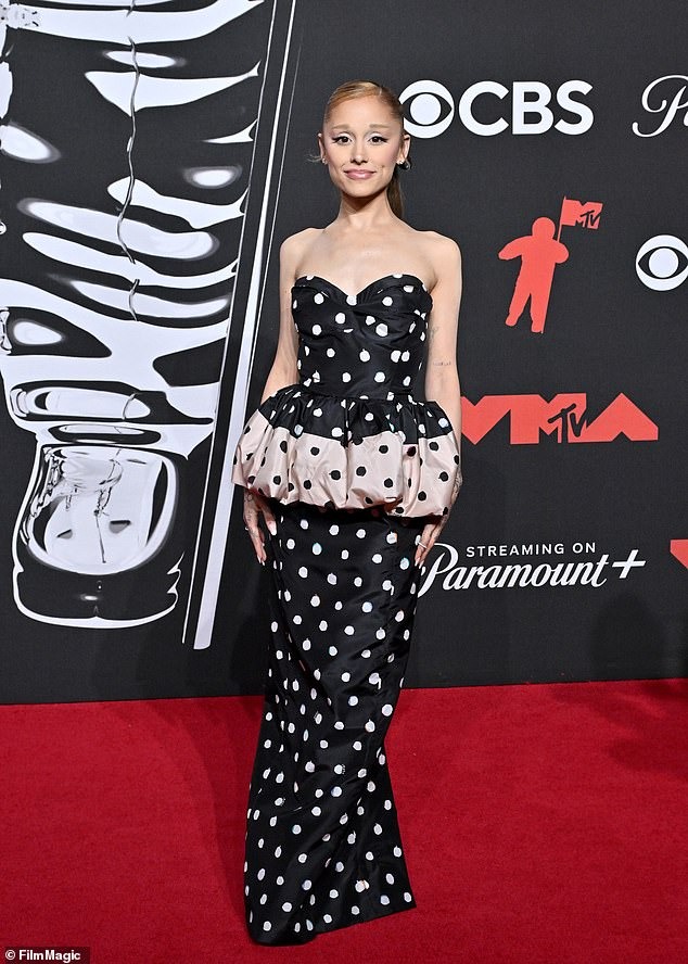 Ảnh chụp Ariana Grande trong hoạt động nghệ thuật đa dạng