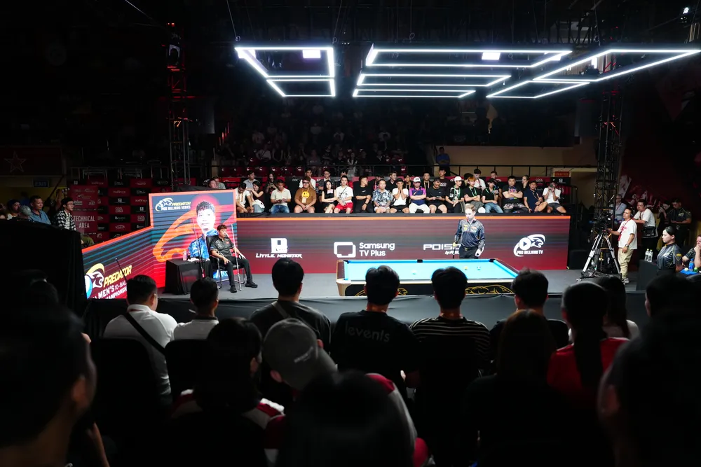 Khán giả cổ vũ bàn đấu billiards