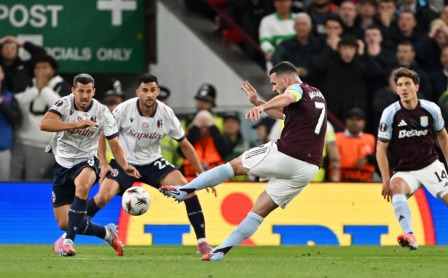McGinn ghi bàn cho Aston Villa
