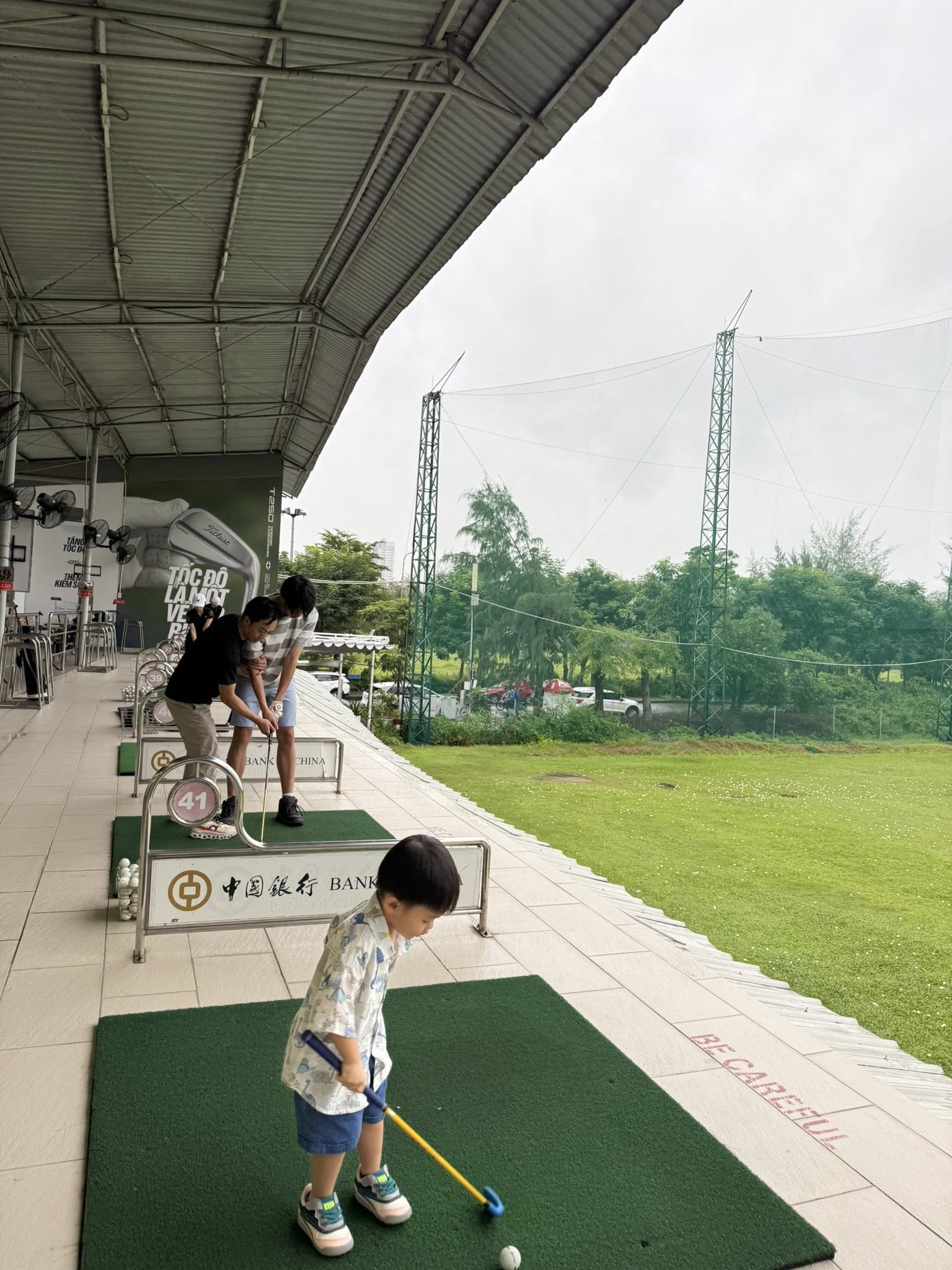 Cường Đô La hướng dẫn con chơi golf